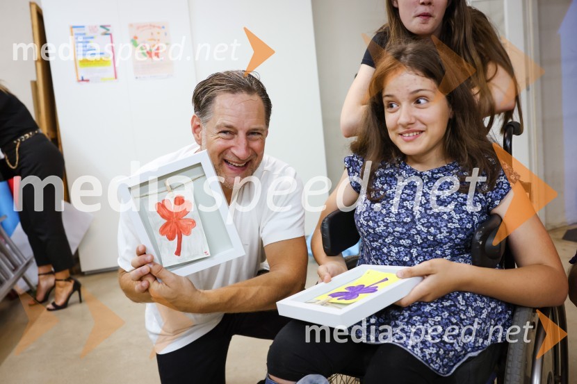  John Denhof, predsednik uprave NKBM;  Tinka ŠkvorcAutsajderji, dobrodelni stand up roast