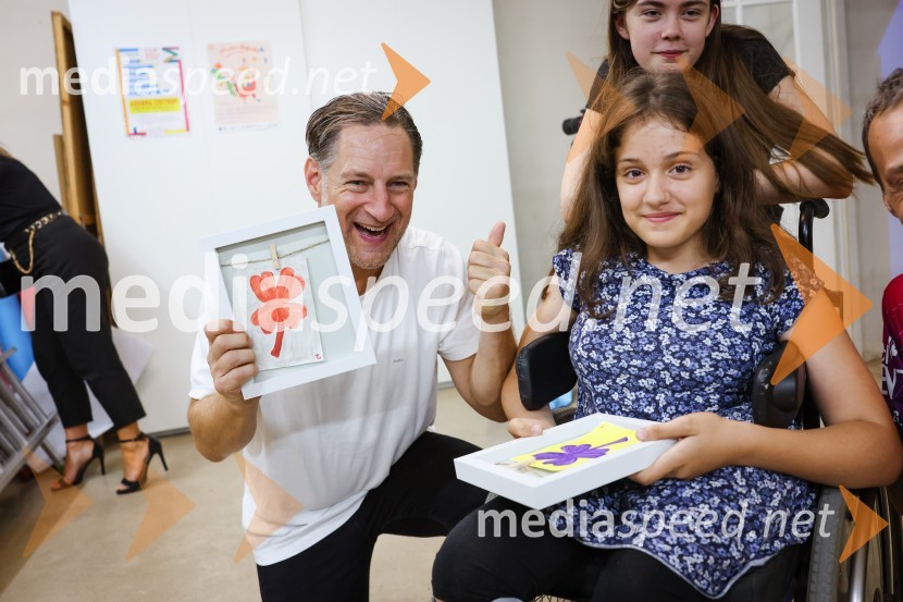  John Denhof, predsednik uprave NKBM;  Tinka ŠkvorcAutsajderji, dobrodelni stand up roast