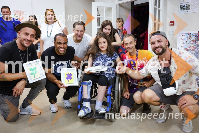  Boštjan Čukur, raper, 6 Pack Čukur;  Marcos  Tavares, nogometaš, NK Maribor;  John Denhof, predsednik uprave NKBM;  Tinka Škvorc;  ... ;  Slavko Škvorc, producent;  Filip Flisar, nekdanji smučar prostega slogaAutsajderji, dobrodelni stand up roast