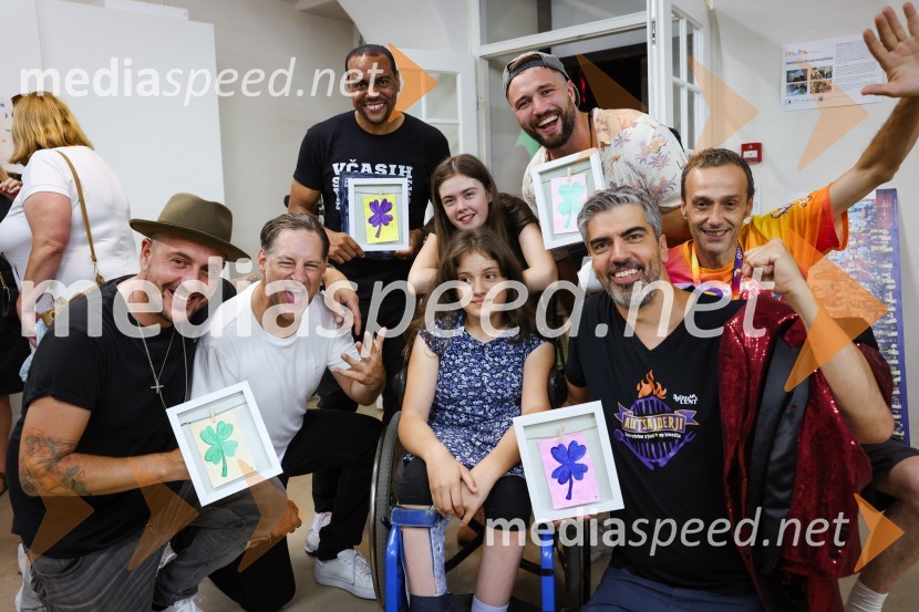  Boštjan Čukur, raper, 6 Pack Čukur;  John Denhof, predsednik uprave NKBM;  Marcos  Tavares, nogometaš, NK Maribor;  ... ;  Tinka Škvorc;  Filip Flisar, nekdanji smučar prostega sloga;  Bor Greiner, odgovorni urednik, Radio City;  Slavko Škvorc, producentAutsajderji, dobrodelni stand up roast