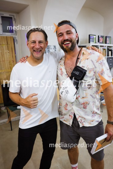  John Denhof, predsednik uprave NKBM;  Filip Flisar, nekdanji smučar prostega slogaAutsajderji, dobrodelni stand up roast