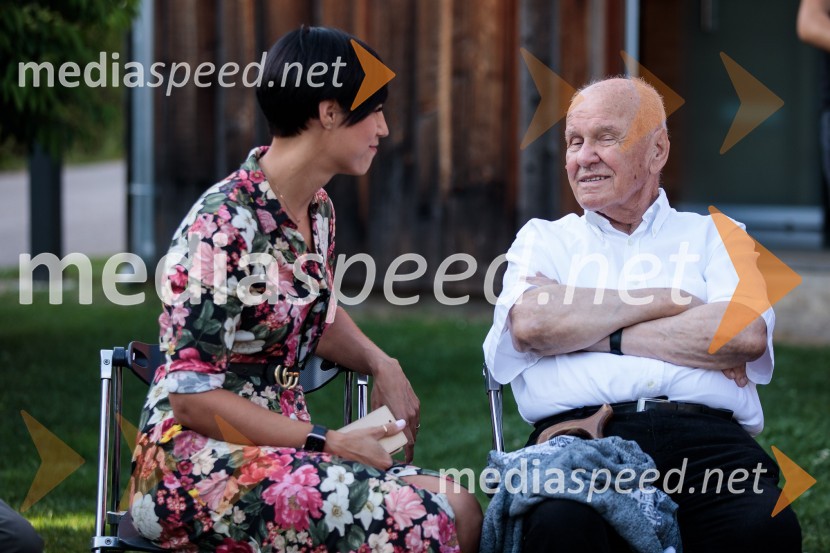  Zala  Razinger, Riko Ribnica, asistentka v PR;  Stanislav  Škrabec, nekdanji direktor, Riko RibnicaObedi ter obredi, zaključna prireditev projekta