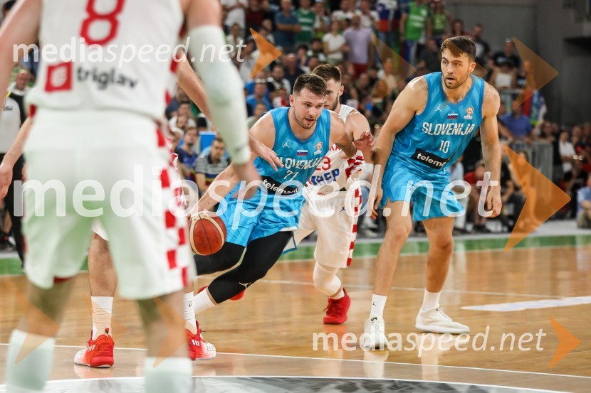  Luka  Dončić, košarkar;  Mike Tobey, košarkašKošarkarska tekma Slovenija -  Hrvaška