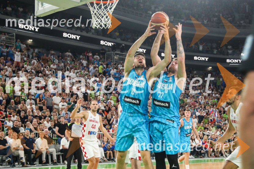  Mike Tobey, košarkaš;  Luka  Dončić, košarkarKošarkarska tekma Slovenija -  Hrvaška