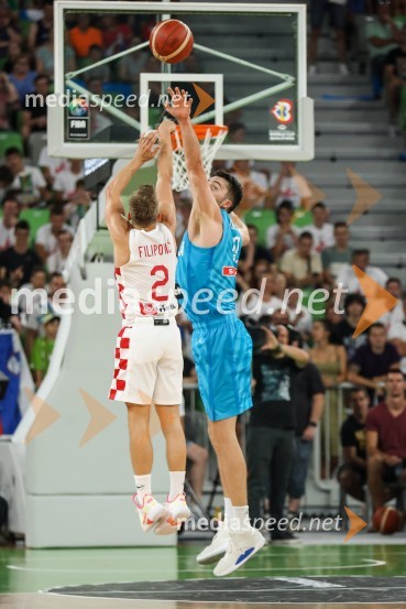  Goran Filipović, košarkar;  Mike Tobey, košarkašKošarkarska tekma Slovenija -  Hrvaška