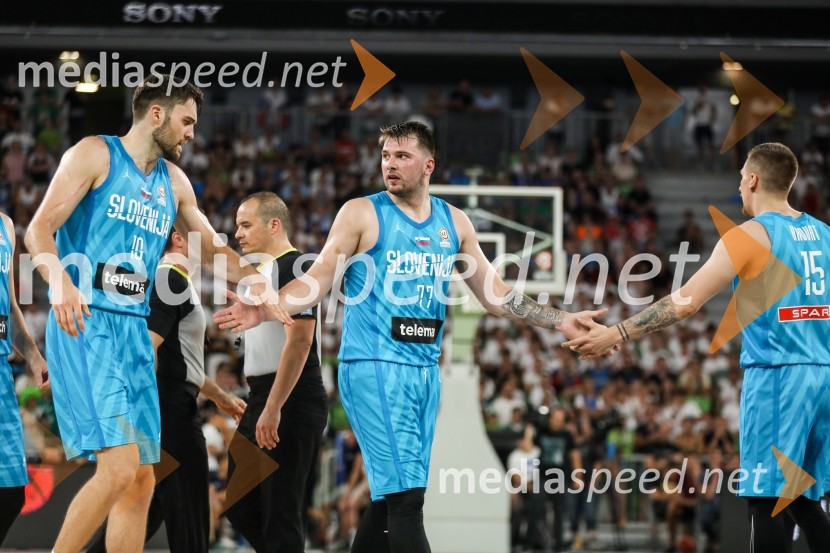  Mike Tobey, košarkaš;  Luka  Dončić, košarkar;  Gregor  Hrovat, košarkarKošarkarska tekma Slovenija -  Hrvaška