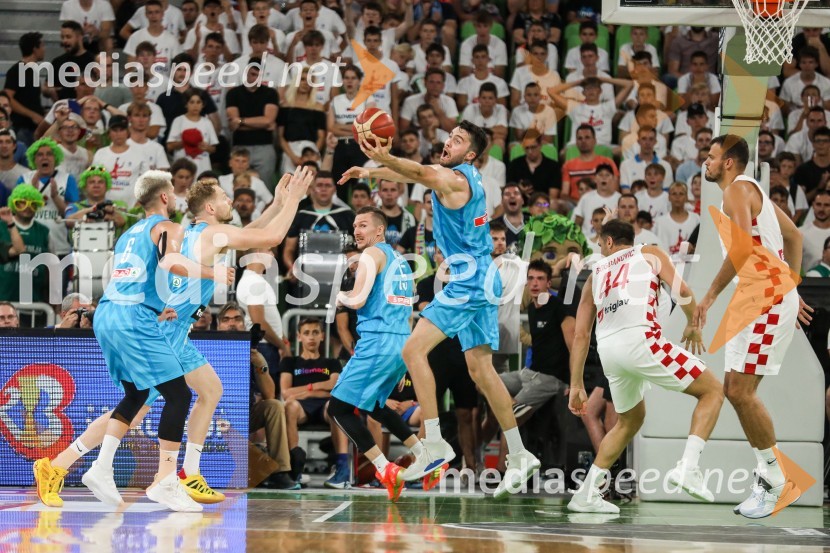 Aleksej  Nikolić, košarkar;  Jaka Blažič, košarkar;  Mike Tobey, košarkaš;  Bogdan Bogdanović, košarkaš;  Ante Žižić, košarkašKošarkarska tekma Slovenija -  Hrvaška