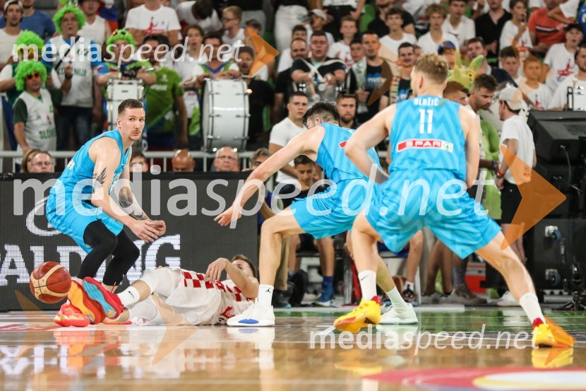  Gregor  Hrovat, košarkar;  ... ;  Mike Tobey, košarkaš;  Jaka Blažič, košarkarKošarkarska tekma Slovenija -  Hrvaška