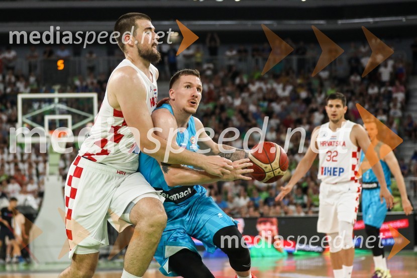  Ivica Zubac, košarkaš;  Gregor  Hrovat, košarkarKošarkarska tekma Slovenija -  Hrvaška