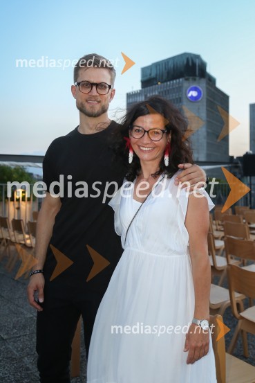  Jaša Koceli, režiser;  Simona  Belle, služba za stike z javnostmi MGLMojster, premiera