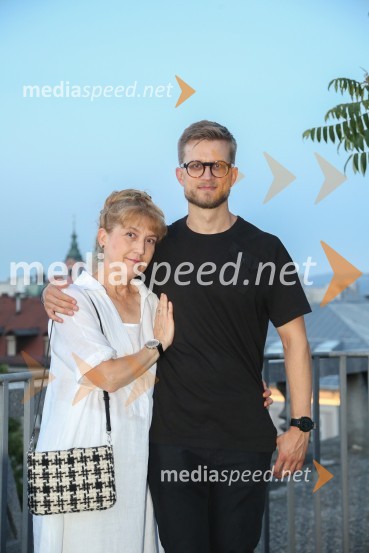  Barbara Hieng Samobor, direktorica in umetniška vodja MGL;  Jaša Koceli, režiserMojster, premiera