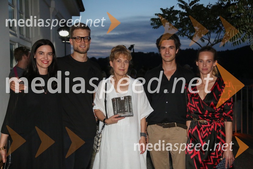  ... ;  Jaša Koceli, režiser;  Barbara Hieng Samobor, direktorica in umetniška vodja MGL;  Luka Mesec, podpredsednik vlade in minister za delo, družino, socialne zadeve in enake možnosti;  ... Mojster, premiera