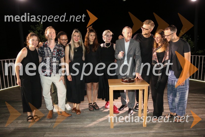  ... ;  Miha Petric, glasbenik;  Darjan Mihajlović Cerar, scenograf;  Mankica  Kranjec, fotografinja;  ... ;  Eva Mahkovic, dramaturginja;  Alojz Svete, igralec;  Jaša Koceli, režiser;  Branka Pavlič, kostumografinja;  David Andrej Francky, oblikovalec svetlobeMojster, premiera