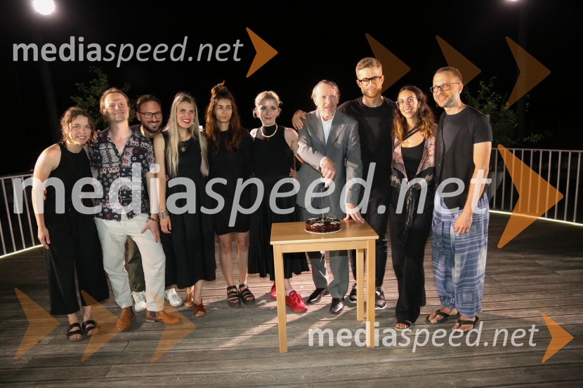  ... ;  Miha Petric, glasbenik;  Darjan Mihajlović Cerar, scenograf;  Mankica  Kranjec, fotografinja;  ... ;  Eva Mahkovic, dramaturginja;  Alojz Svete, igralec;  Jaša Koceli, režiser;  Branka Pavlič, kostumografinja;  David Andrej Francky, oblikovalec svetlobeMojster, premiera