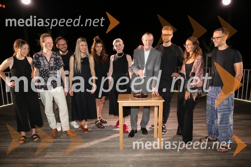  ... ;  Miha Petric, glasbenik;  Darjan Mihajlović Cerar, scenograf;  Mankica  Kranjec, fotografinja;  ... ;  Eva Mahkovic, dramaturginja;  Alojz Svete, igralec;  Jaša Koceli, režiser;  Branka Pavlič, kostumografinja;  David Andrej Francky, oblikovalec svetlobeMojster, premiera