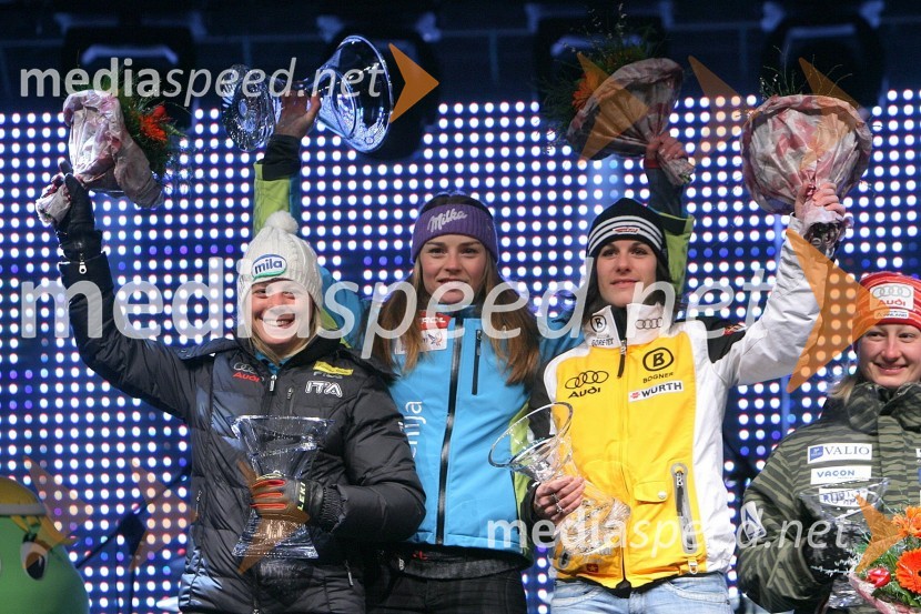 Denise Karbon, smučarka (Italija), Tina Maze, smučarka in zmagovalka veleslaloma za 45. Zlato lisico (Slovenija) in Kathrin Hölzl, smučarka (Nemčija)Zlata Lisica, podelitev nagrad za veleslalom in žrebanje startnih številk za slalom