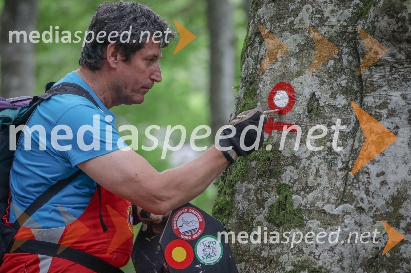 Vedno več obiskovalcev gora, več dela za markaciste