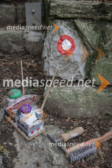 Vedno več obiskovalcev gora, več dela za markaciste