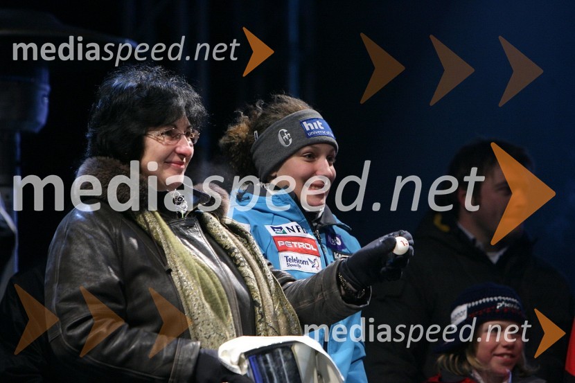 ... in Ilka Štuhec, mladinska svetovna prvakinja v slalomuZlata Lisica, podelitev nagrad za veleslalom in žrebanje startnih številk za slalom