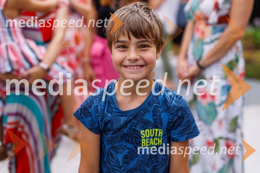 Pogovor z ameriško vlogerko Kristino Kuzmič ob izidu knjige Drži se