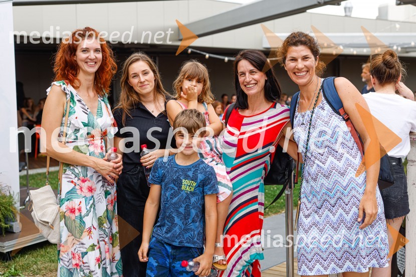  Sandra Kubot, oglasno trženje, Založba Mladinska knjiga;  Meta Gvardjančič, marketing Medex;  ... ;  ... ;  Inesa Grobler, direktorica marketinga in odnosov z javnostmi Medex;  Iva Jarm, soustanoviteljica bloga Kam z mulcemPogovor z ameriško vlogerko Kristino Kuzmič ob izidu knjige Drži se