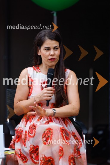  Ana Maria Mitić, stand up komičarkaPogovor z ameriško vlogerko Kristino Kuzmič ob izidu knjige Drži se