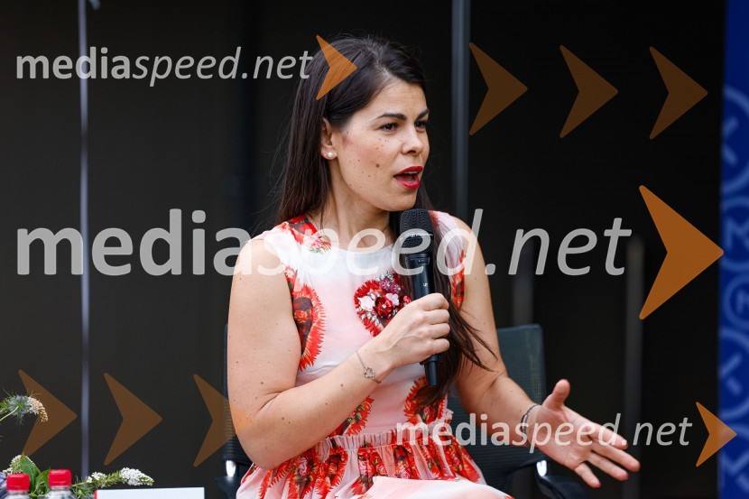  Ana Maria Mitić, stand up komičarkaPogovor z ameriško vlogerko Kristino Kuzmič ob izidu knjige Drži se