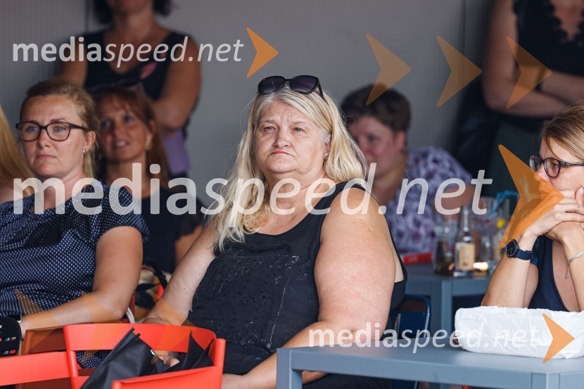 Pogovor z ameriško vlogerko Kristino Kuzmič ob izidu knjige Drži se