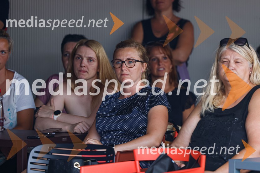 Pogovor z ameriško vlogerko Kristino Kuzmič ob izidu knjige Drži se