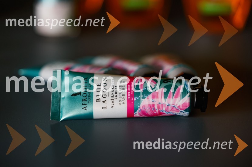 Pogovor z ameriško vlogerko Kristino Kuzmič ob izidu knjige Drži se