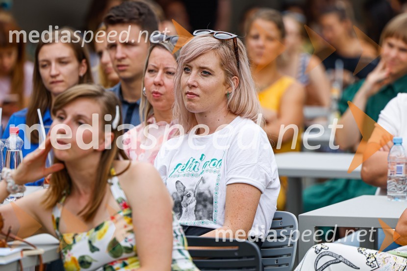  Sara Ledinek, social media Kozmetika AfroditaPogovor z ameriško vlogerko Kristino Kuzmič ob izidu knjige Drži se