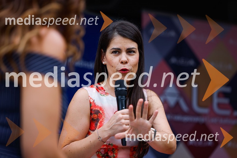  Ana Maria Mitić, stand up komičarkaPogovor z ameriško vlogerko Kristino Kuzmič ob izidu knjige Drži se