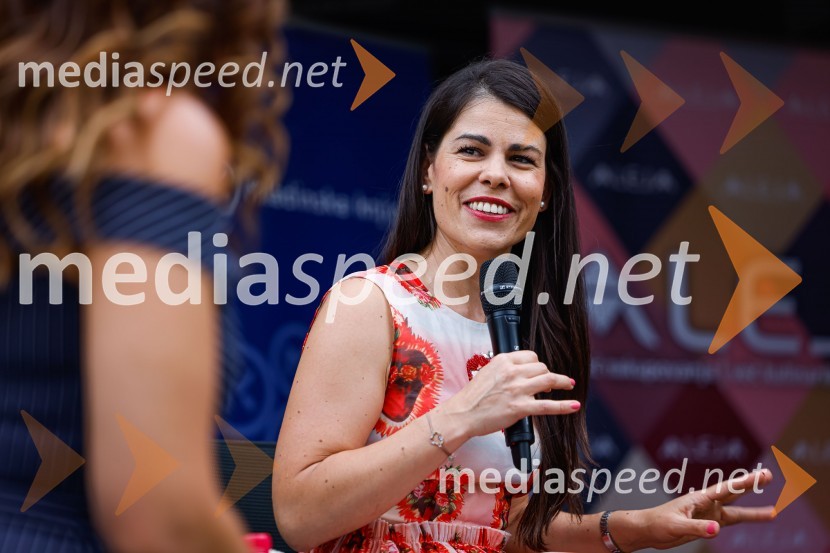  Ana Maria Mitić, stand up komičarkaPogovor z ameriško vlogerko Kristino Kuzmič ob izidu knjige Drži se