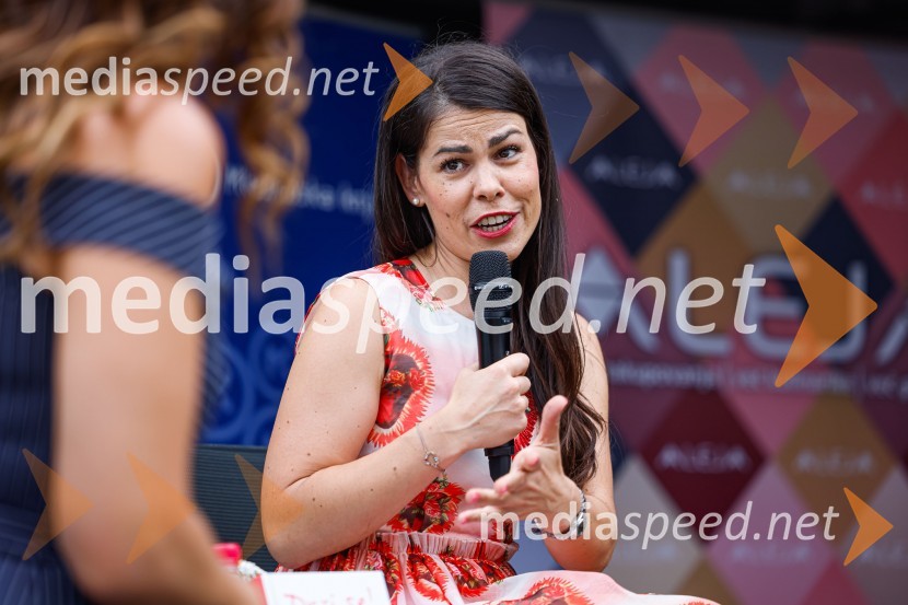  Ana Maria Mitić, stand up komičarkaPogovor z ameriško vlogerko Kristino Kuzmič ob izidu knjige Drži se