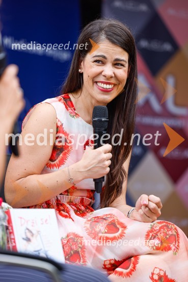  Ana Maria Mitić, stand up komičarkaPogovor z ameriško vlogerko Kristino Kuzmič ob izidu knjige Drži se