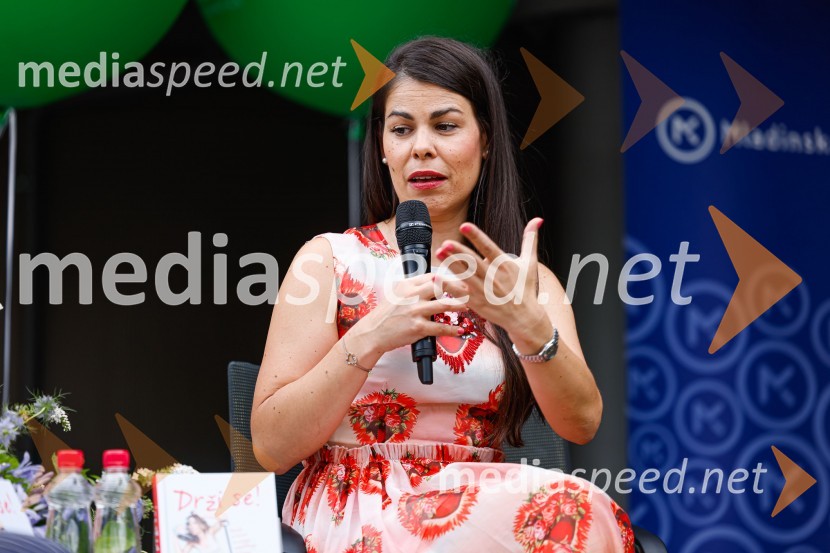  Ana Maria Mitić, stand up komičarkaPogovor z ameriško vlogerko Kristino Kuzmič ob izidu knjige Drži se