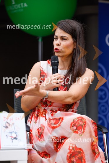  Ana Maria Mitić, stand up komičarkaPogovor z ameriško vlogerko Kristino Kuzmič ob izidu knjige Drži se