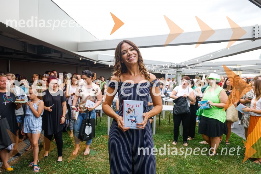  Kristina Kuzmič, spletna vplivnicaPogovor z ameriško vlogerko Kristino Kuzmič ob izidu knjige Drži se