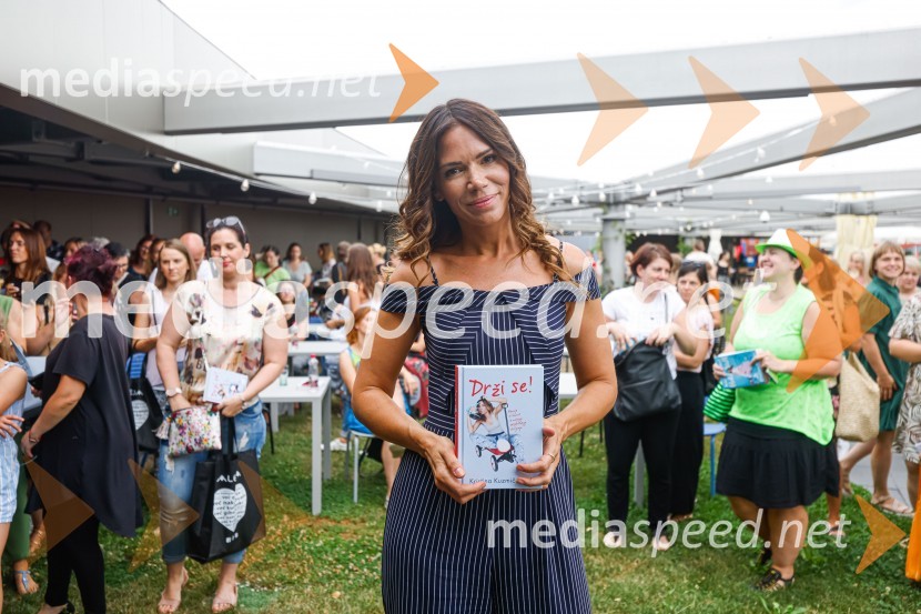  Kristina Kuzmič, spletna vplivnicaPogovor z ameriško vlogerko Kristino Kuzmič ob izidu knjige Drži se