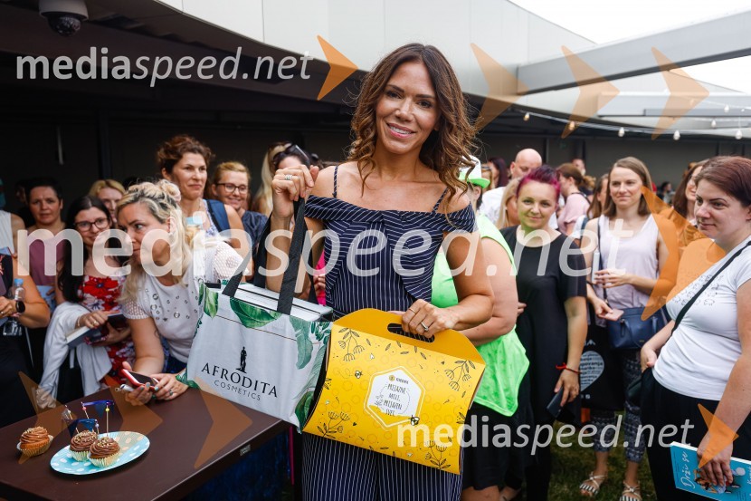  Kristina Kuzmič, spletna vplivnicaPogovor z ameriško vlogerko Kristino Kuzmič ob izidu knjige Drži se