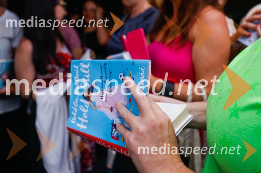 Pogovor z ameriško vlogerko Kristino Kuzmič ob izidu knjige Drži se