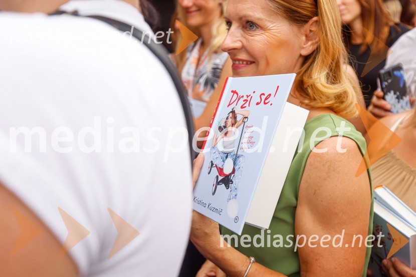 Pogovor z ameriško vlogerko Kristino Kuzmič ob izidu knjige Drži se