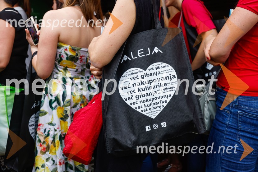 Pogovor z ameriško vlogerko Kristino Kuzmič ob izidu knjige Drži se