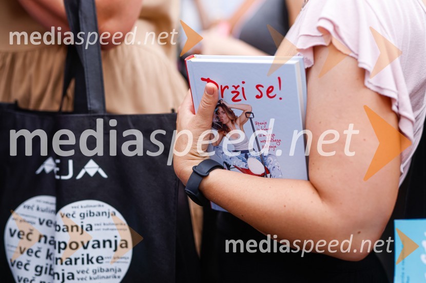 Pogovor z ameriško vlogerko Kristino Kuzmič ob izidu knjige Drži se