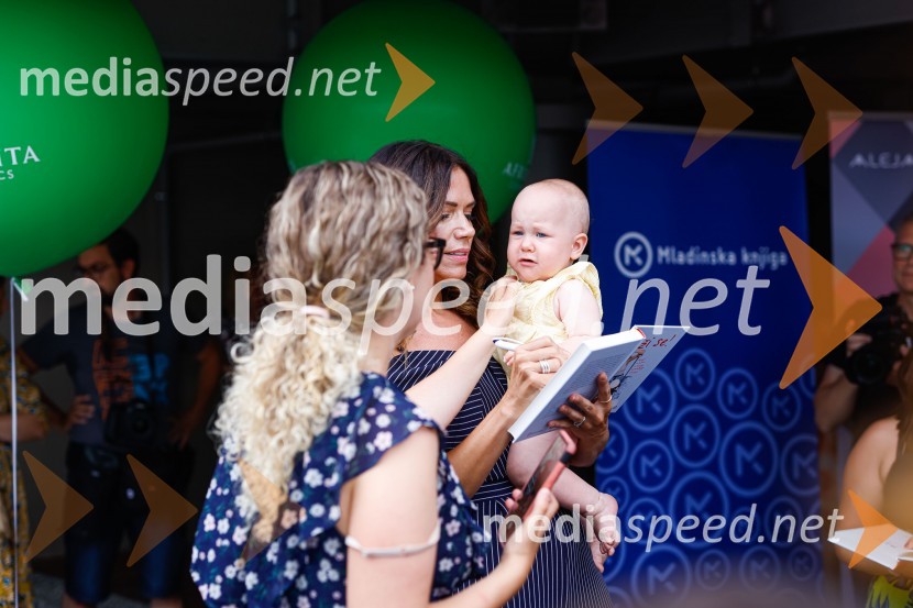  ... ;  Kristina Kuzmič, spletna vplivnica;  ... Pogovor z ameriško vlogerko Kristino Kuzmič ob izidu knjige Drži se