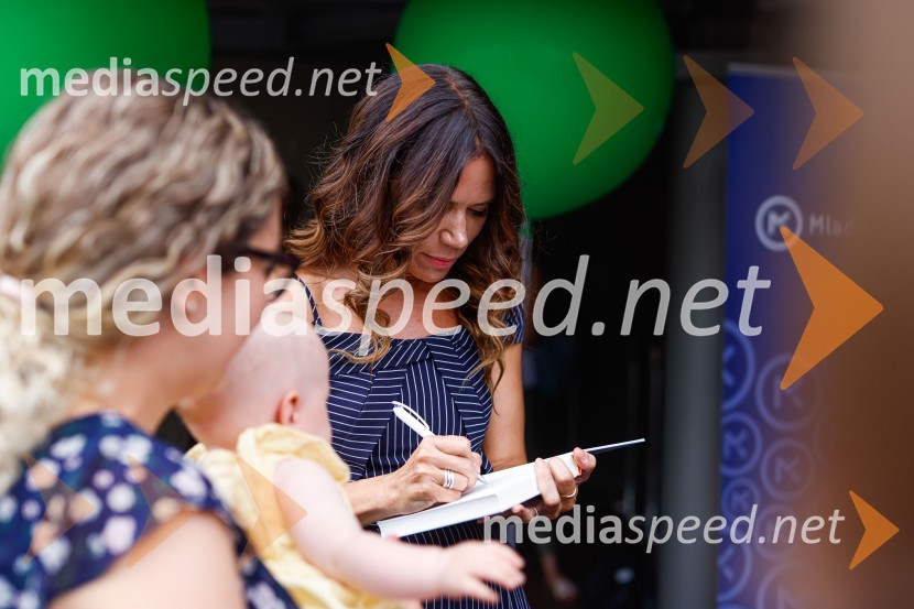  Kristina Kuzmič, spletna vplivnicaPogovor z ameriško vlogerko Kristino Kuzmič ob izidu knjige Drži se