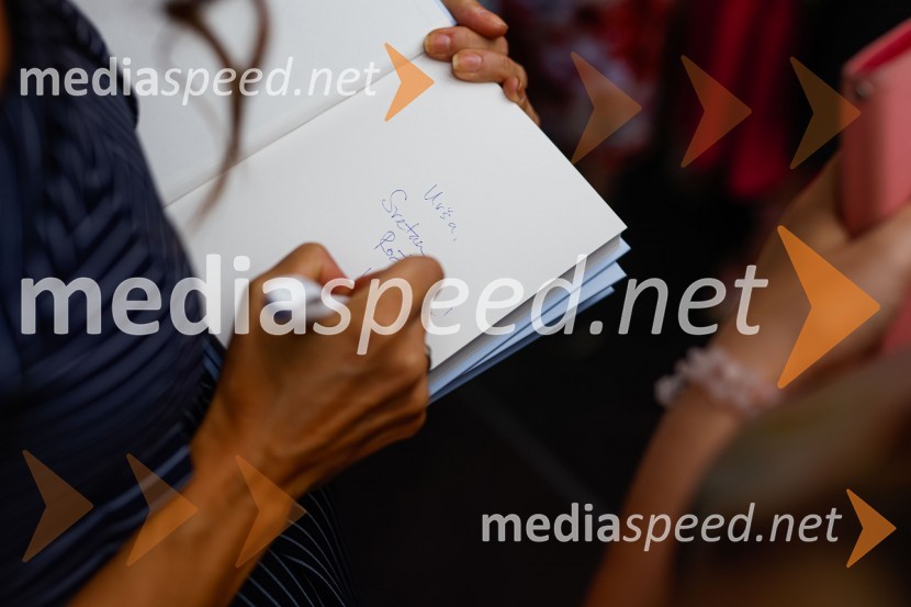 Pogovor z ameriško vlogerko Kristino Kuzmič ob izidu knjige Drži se