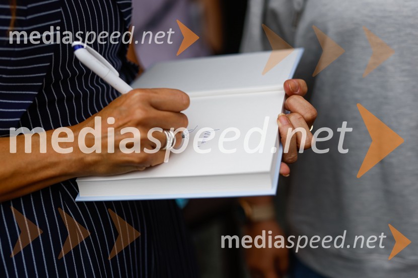 Pogovor z ameriško vlogerko Kristino Kuzmič ob izidu knjige Drži se