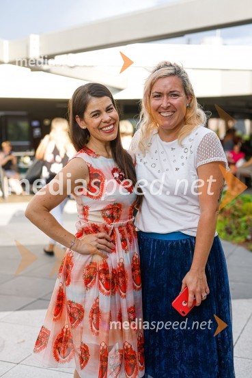  Ana Maria Mitić, stand up komičarka;  ... Pogovor z ameriško vlogerko Kristino Kuzmič ob izidu knjige Drži se