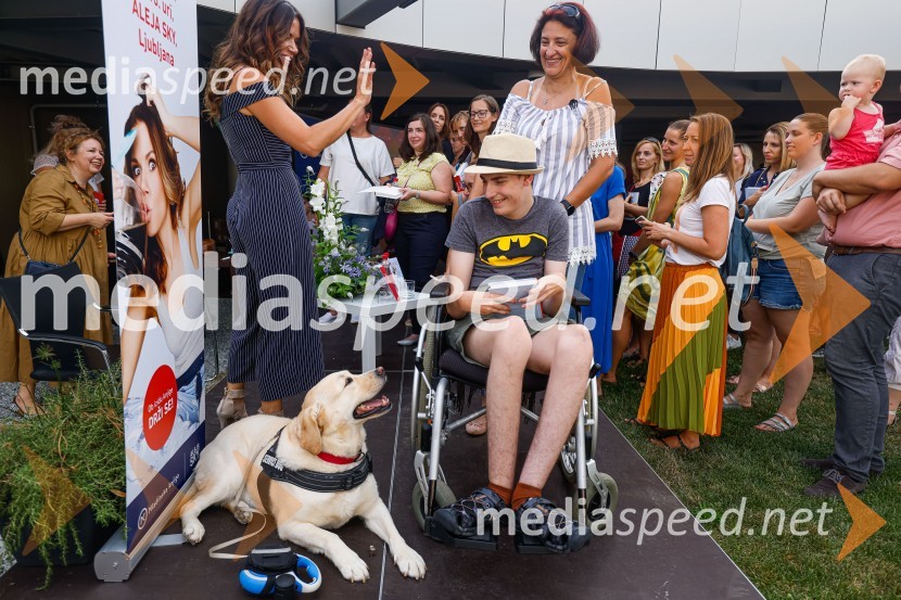  Kristina Kuzmič, spletna vplivnica;  ... ;  ... Pogovor z ameriško vlogerko Kristino Kuzmič ob izidu knjige Drži se